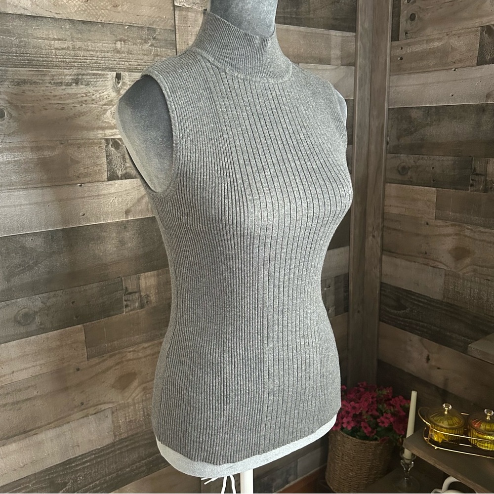Gray Ribbed Fitted Tank Top - Picture 2 of 6